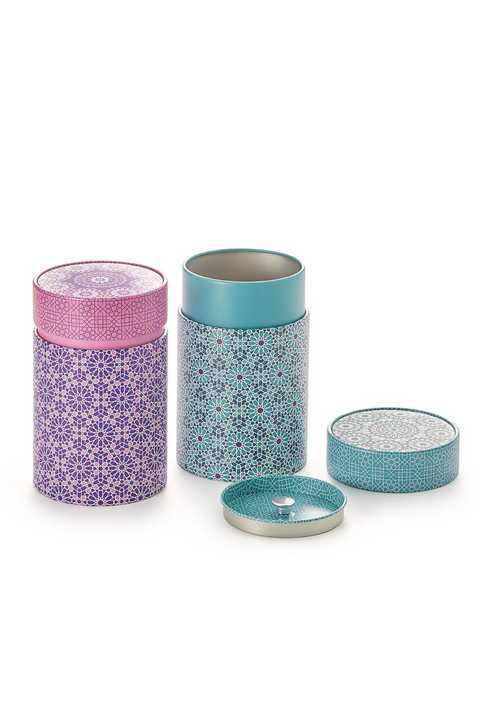 Boîtes à thé rondes en fer blanc avec double couvercle hermétique – modèles Berry (rose-violet) et Marine (bleu turquoise), décor géométrique oriental, idéales pour conserver le thé à l’abri de l’air, de la lumière et de l’humidité