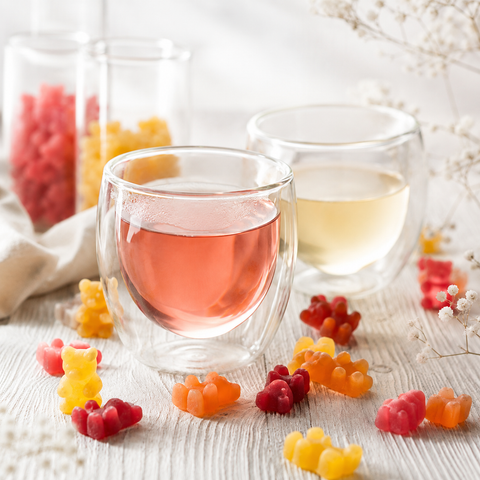 Ces petits bonbons à infuser Papothé fondent dans l’eau chaude pour offrir une boisson délicieusement parfumée et légèrement sucrée, parfaite pour une pause fruitée et rafraîchissante. Grâce à son extrait de thé blanc et à ses arômes naturels, cette infusion dévoile une harmonie idéale entre douceur et peps citronné.