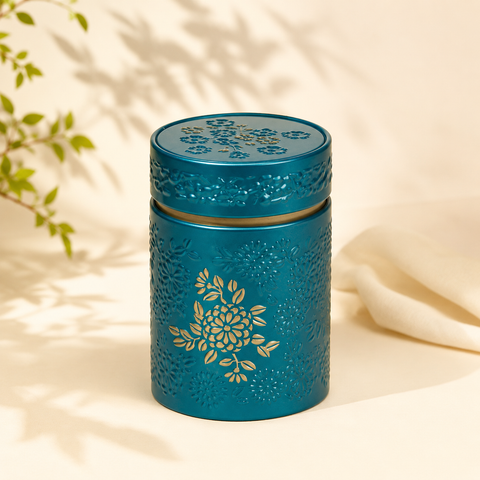 Détail gravure florale boîte à thé Yumiko 150g bleue – finition premium relief japonais, conservation thé hermétique
