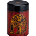 Boîte à thé African 125g en fer-blanc avec design éléphant doré sur fond rouge. Couvercle noir hermétique pour une conservation optimale des thés et infusions. Motifs inspirés de l’art africain, alliant élégance et protection contre l’humidité et la lumière.