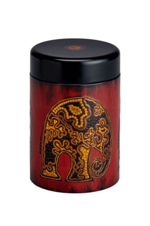 Boîte à thé African 125g en fer-blanc avec design éléphant doré sur fond rouge. Couvercle noir hermétique pour une conservation optimale des thés et infusions. Motifs inspirés de l’art africain, alliant élégance et protection contre l’humidité et la lumière.