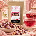 Sachet de l'infusion Lady Grenadine Papothé avec une coupelle d'infusion en vrac, une théière et une tasse d'infusion rose