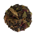 Un aperçu détaillé du Thé Blanc Bio Cerise Amande (Éveil Gourmand), mettant en avant ses feuilles entières et ses ingrédients naturels. Composé de thé blanc Pai Mu Tan et de thé vert China Chun Mee, ce mélange est agrémenté de pétales d’hibiscus et de betterave rouge, qui apportent une touche colorée et légèrement acidulée. Les morceaux de cerise et de griotte confèrent une douceur fruitée intense, tandis que l’arôme naturel d’amande amère ajoute une subtile note gourmande rappelant la pâtisserie. Un thé dé