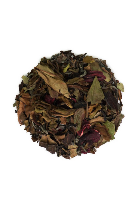 Un aperçu détaillé du Thé Blanc Bio Cerise Amande (Éveil Gourmand), mettant en avant ses feuilles entières et ses ingrédients naturels. Composé de thé blanc Pai Mu Tan et de thé vert China Chun Mee, ce mélange est agrémenté de pétales d’hibiscus et de betterave rouge, qui apportent une touche colorée et légèrement acidulée. Les morceaux de cerise et de griotte confèrent une douceur fruitée intense, tandis que l’arôme naturel d’amande amère ajoute une subtile note gourmande rappelant la pâtisserie. Un thé dé