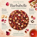 Image “Dans mon sachet” de l’infusion Barbabelle Papothé, avec morceaux de pomme, rhubarbe lyophilisée, fleurs d’hibiscus et baies de sureau pour une pause fruitée, gourmande et acidulée.